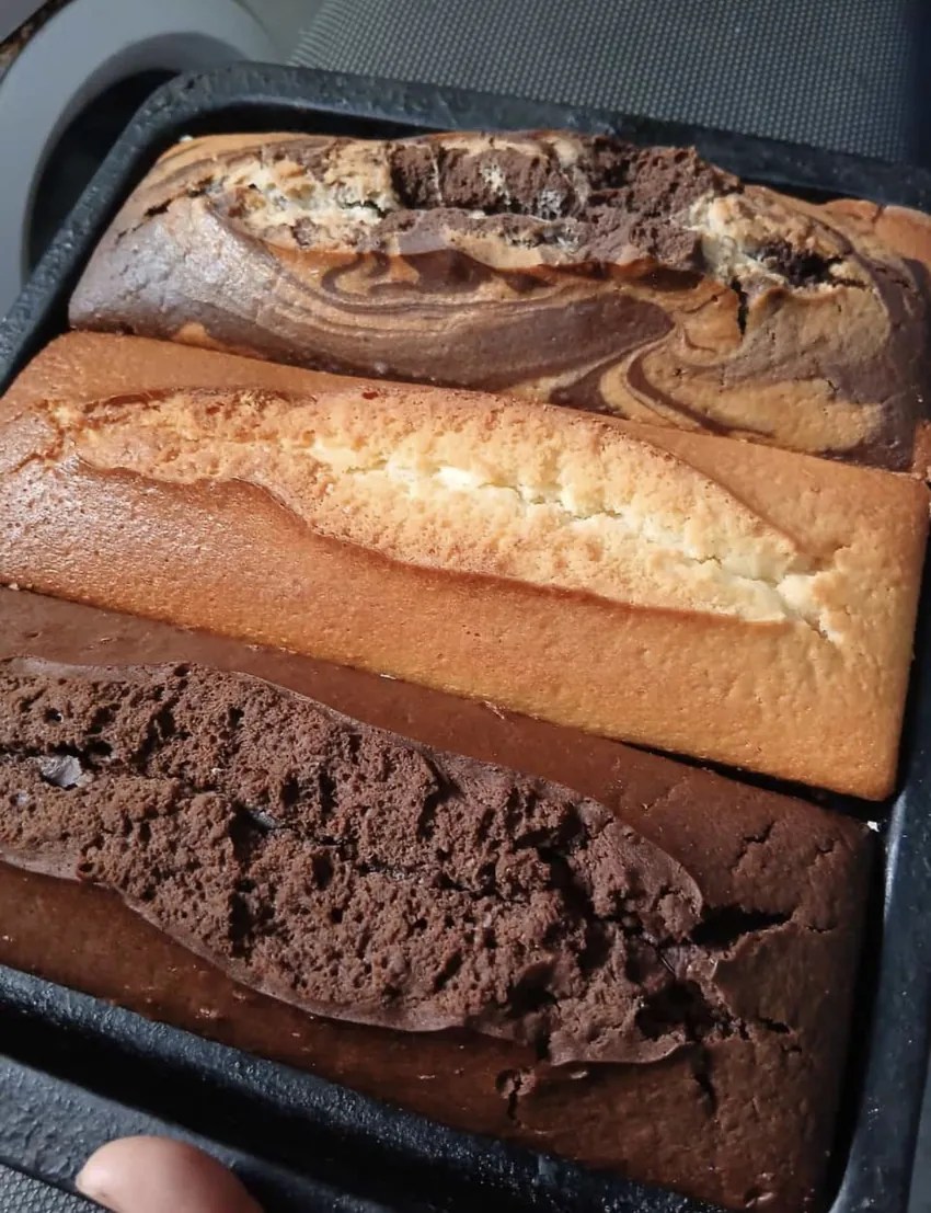 Budines marmolados y de chocolate recién horneados