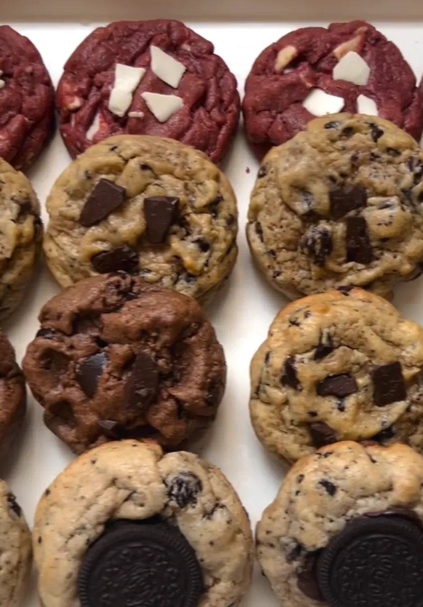 Variedad de cookies: red velvet, oreo y chips de chocolate
