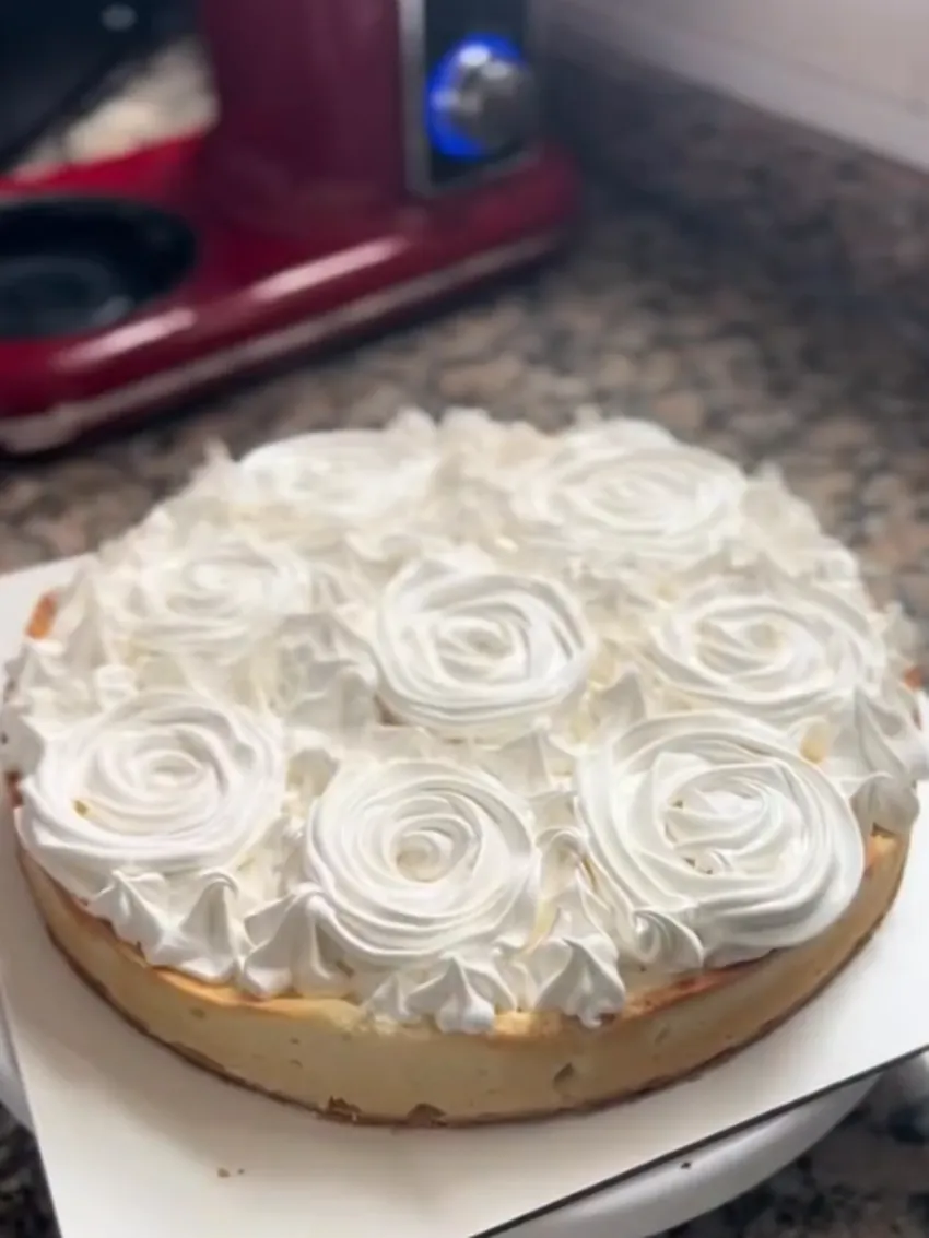 Lemon pie con merengue decorado en rosetones